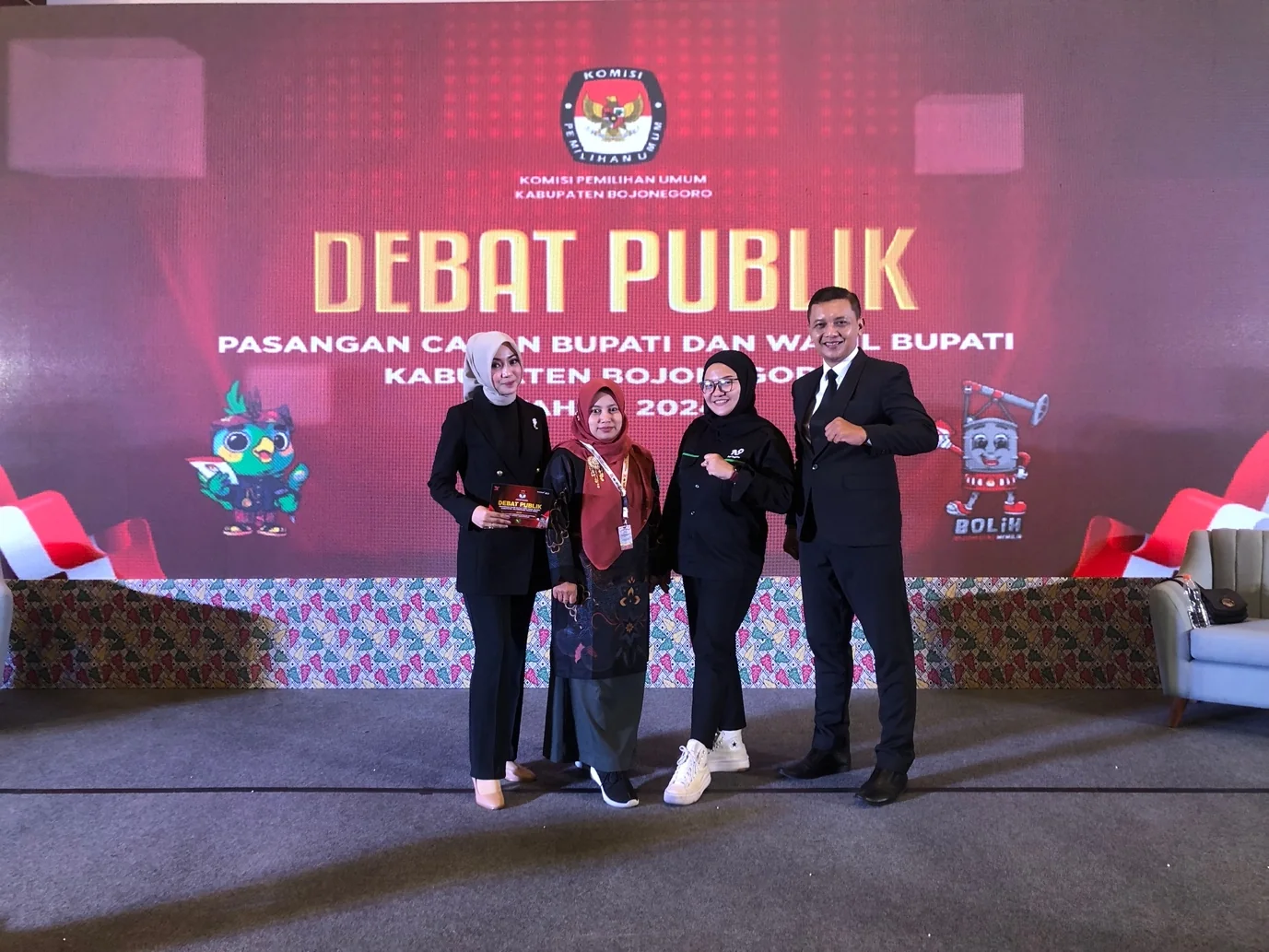 Nita Liana sebagai host debat publik